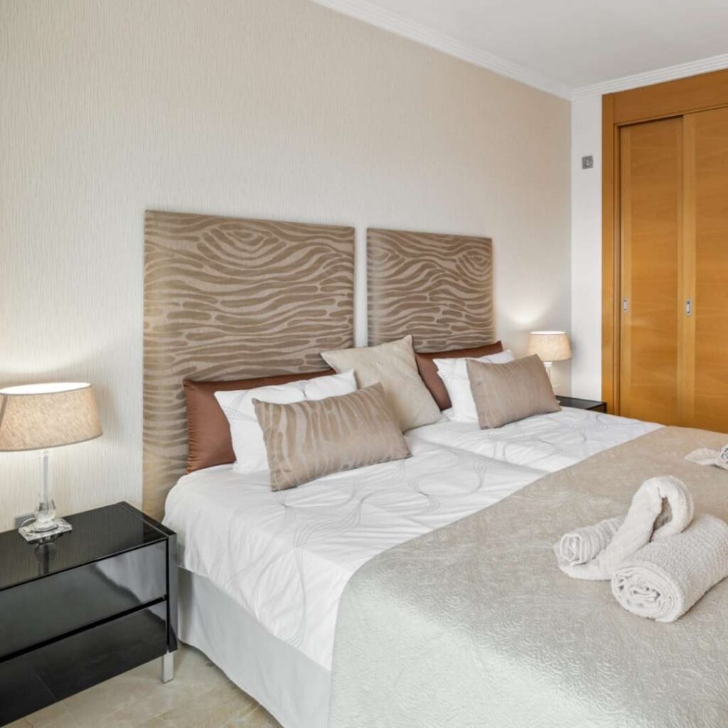 Bed in slaapkamer 1